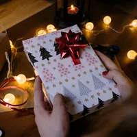 Ein Umschlag mit einem personlaisiertem Gutschein als Weihnachtsgeschenk
